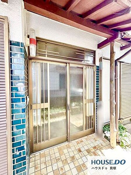 屋根付きの玄関ポーチで、雨の日の出入りも安心です♪