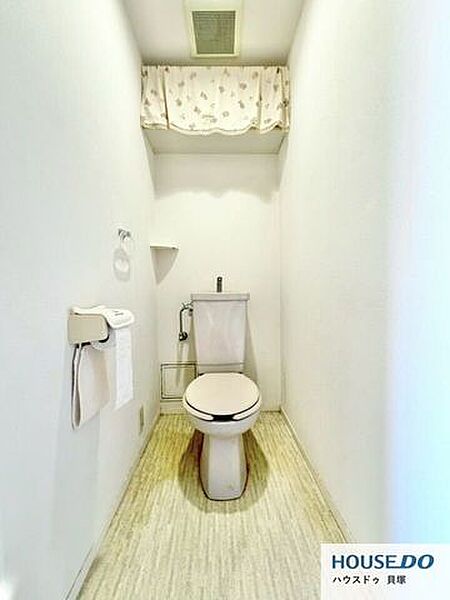 白を基調とした清潔感のあるトイレ空間。上部には収納スペースもあり、備品をすっきり整理できます♪