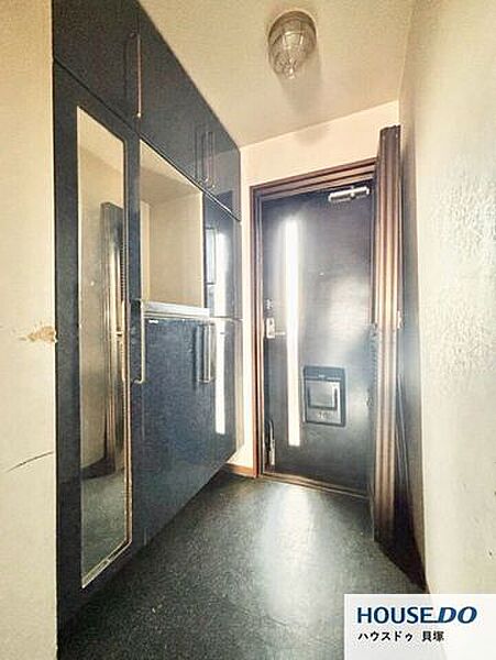 開放感のある広い玄関です。屋根付きで雨の日の出入りも快適♪
