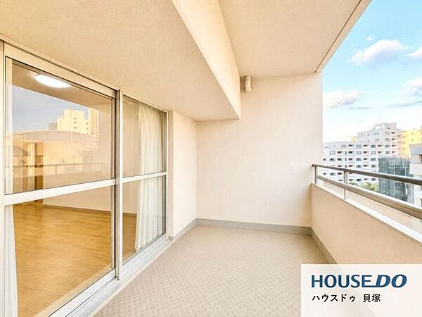 明るい日差しが差し込むバルコニーは、お部屋にも爽やかな風と暖かな陽差しが差し込み毎日の暮らしを豊かに彩ります。