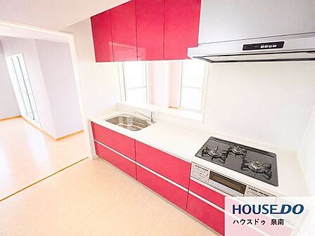 キッチンから室内を見渡すことができるのでお料理をしながらでもご家族とのコミュニケーションが取りやすい設計です。