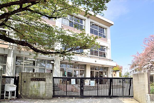 通学路は穏やかな住宅街の中の道なので、お子さんの通学も安心。