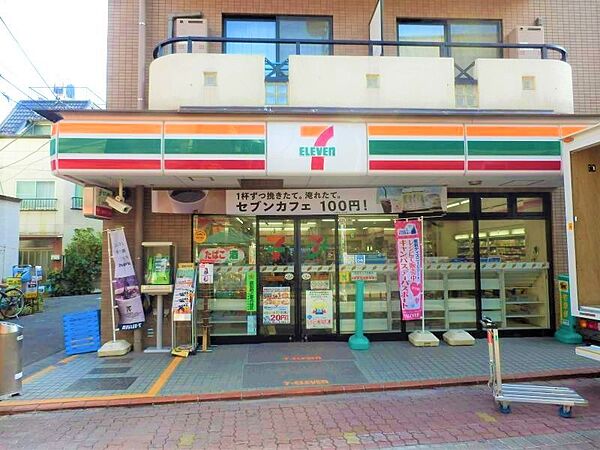近くにコンビニがあり、ちょっとしたお買い物がしたい時に便利です。