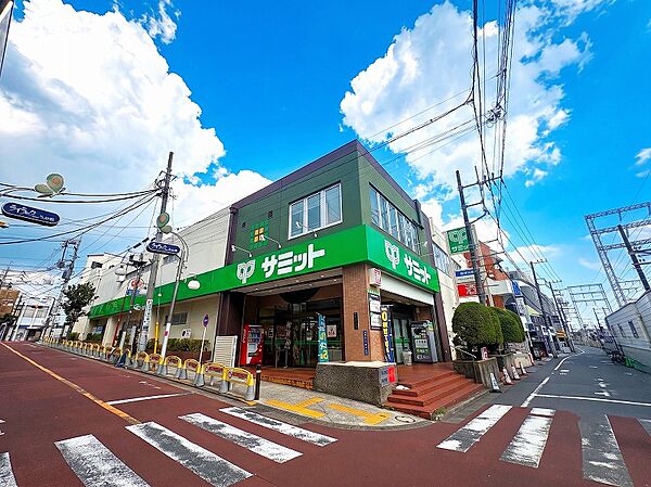 野菜の種類も多く、魚や肉も充実しています。総菜コーナーも陳列が工夫されており買い物しやすいです。