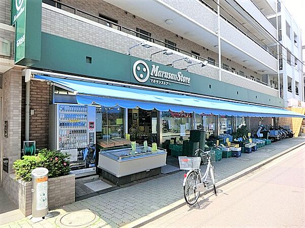 野菜の種類も多く、魚や肉も充実しています。総菜コーナーも陳列が工夫されており買い物しやすいです。