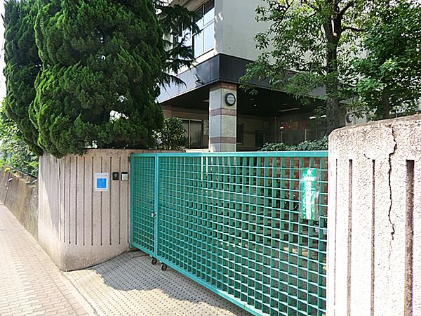 通学路は穏やかな住宅街の中の道なので、お子さんの通学も安心。