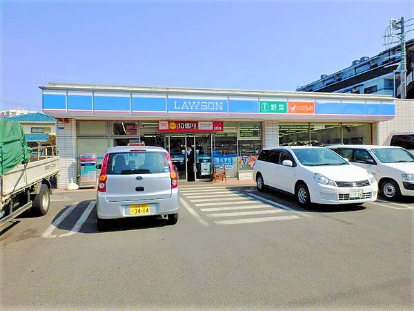 近くにコンビニがあり、ちょっとしたお買い物がしたい時に便利です。