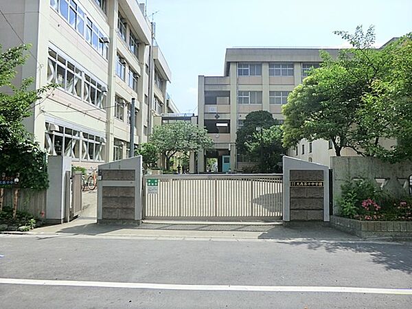 通学路は穏やかな住宅街の中の道なので、お子さんの通学も安心。