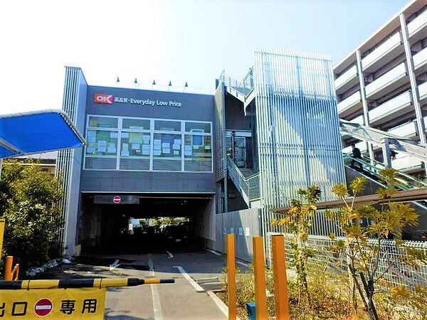 野菜の種類も多く、魚や肉も充実しています。総菜コーナーも陳列が工夫されており買い物しやすいです。