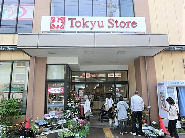 野菜の種類も多く、魚や肉も充実しています。総菜コーナーも陳列が工夫されており買い物しやすいです。