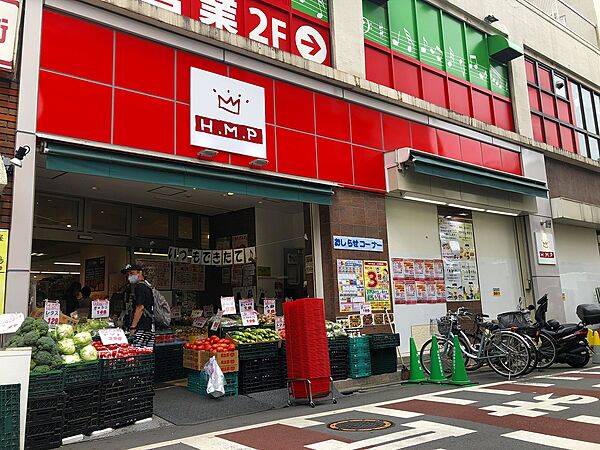 野菜の種類も多く、魚や肉も充実しています。総菜コーナーも陳列が工夫されており買い物しやすいです。