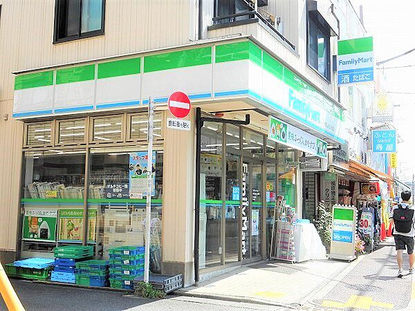 近くにコンビニがあり、ちょっとしたお買い物がしたい時に便利です。
