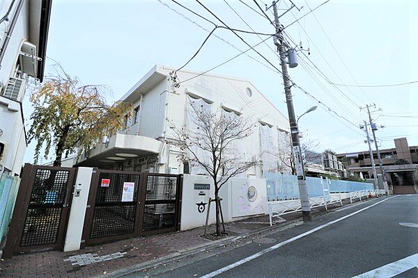 通学路は穏やかな住宅街の中の道なので、お子さんの通学も安心。