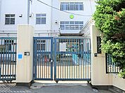 通学路は穏やかな住宅街の中の道なので、お子さんの通学も安心。