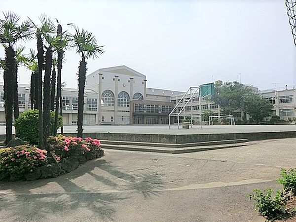 通学路は穏やかな住宅街の中の道なので、お子さんの通学も安心。
