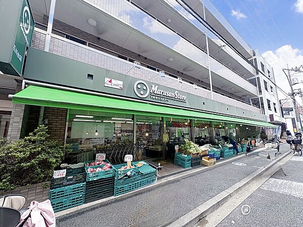 野菜の種類も多く、魚や肉も充実しています。総菜コーナーも陳列が工夫されており買い物しやすいです。