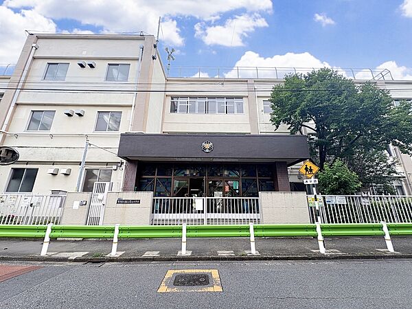 通学路は穏やかな住宅街の中の道なので、お子さんの通学も安心。