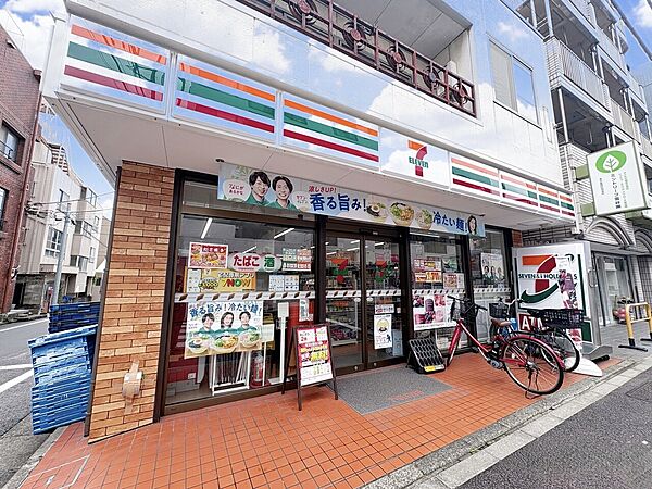 近くにコンビニがあり、ちょっとしたお買い物がしたい時に便利です。