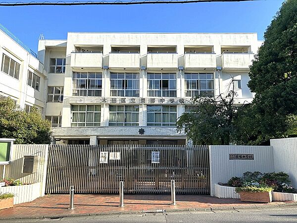 通学路は穏やかな住宅街の中の道なので、お子さんの通学も安心。