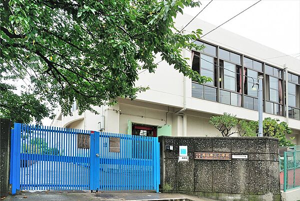 通学路は穏やかな住宅街の中の道なので、お子さんの通学も安心。