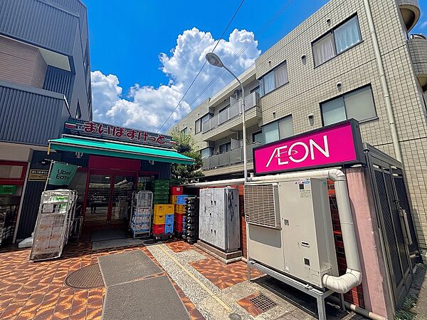 近くにコンビニがあり、ちょっとしたお買い物がしたい時に便利です。