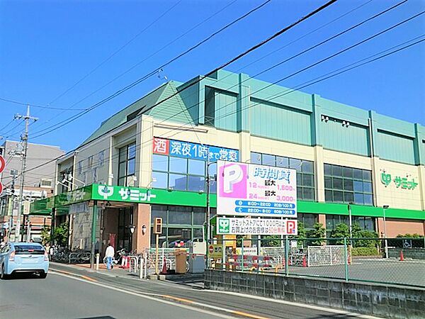野菜の種類も多く、魚や肉も充実しています。総菜コーナーも陳列が工夫されており買い物しやすいです。
