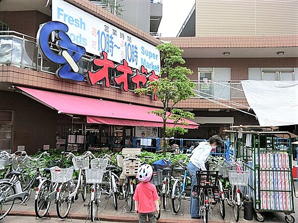 野菜の種類も多く、魚や肉も充実しています。総菜コーナーも陳列が工夫されており買い物しやすいです。