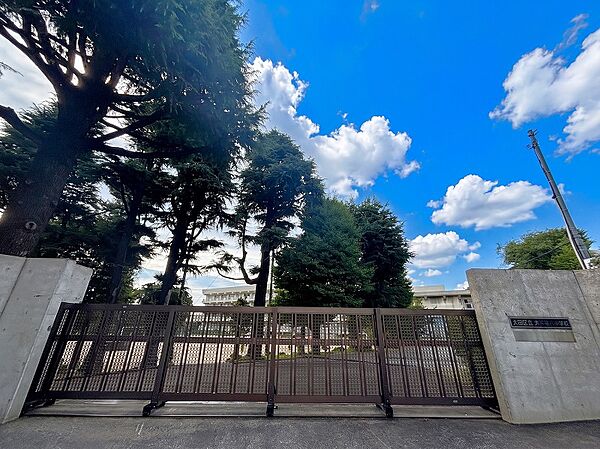 通学路は穏やかな住宅街の中の道なので、お子さんの通学も安心。