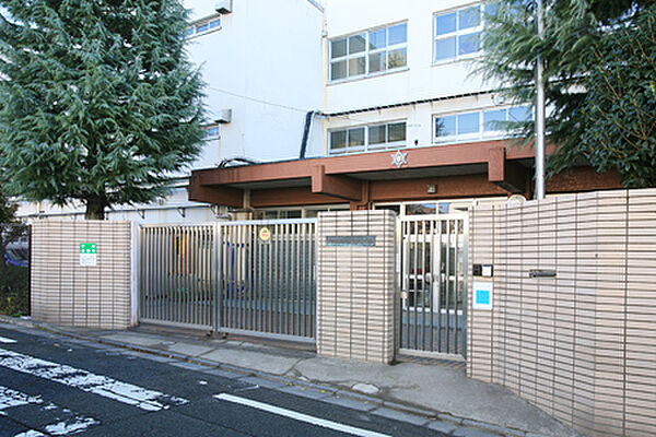 通学路は穏やかな住宅街の中の道なので、お子さんの通学も安心。