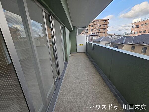 洗濯物や布団をしっかりと干すことができる、奥行きを備えたバルコニー。手すり壁が外からの視線を適度に遮り、プライバシーを守りながら開放的な屋外空間を活用できます。