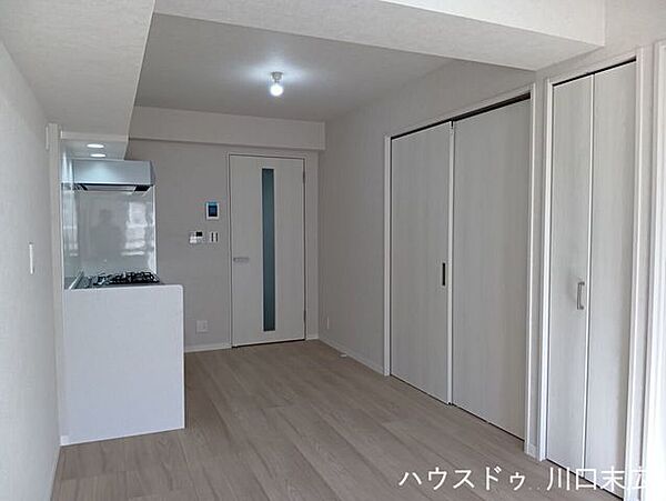 木目調のフローリングが心地よい空間。お好みの家具を配置して、ご家族のライフスタイルに合わせたお部屋作りを楽しめます。