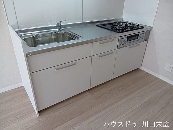 調理器具や食器類をすっきりと整理できる足元の収納スペース。必要なアイテムをスムーズに取り出せて、家事の負担を軽減します。