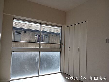 クローゼットを備えた居室。衣服や荷物をすっきりと整理し、居住空間をより広く保つことができます。