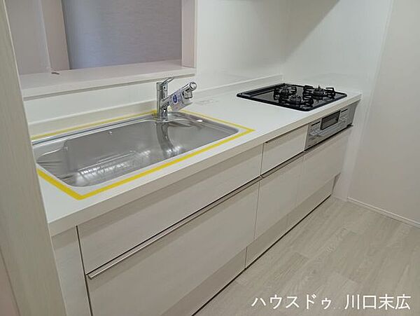 使い勝手の良いシステムキッチン。引き出し式の収納を備え、調理器具や調味料もすっきりと整理できます。