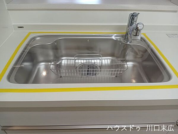 浄水器一体型水栓を備えたシンク。毎日の家事をサポートする機能的な設備が整っています。