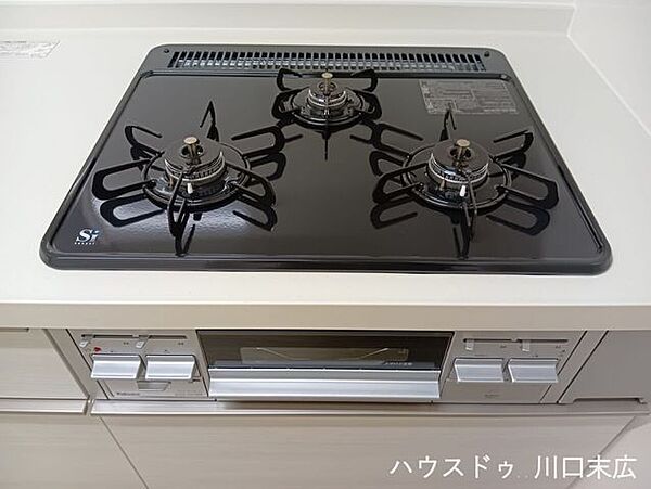 複数のお料理を同時に進められる3口ガスコンロ。お手入れがしやすく、いつでも清潔に保ちやすい仕様です。