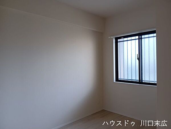 居室には木目の美しいフローリングを採用。日々のお掃除もしやすく、清潔感のある空間を維持できます。