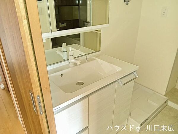 三面鏡裏収納を備えた洗面化粧台です。身支度に必要なアイテムをすっきりと見せない収納ができ、清潔感あふれる洗面空間を維持します。