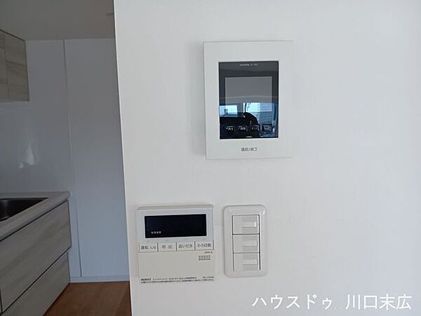 TVモニター付きインターホンを備えています。来客の顔を室内から確認できるため、日々の暮らしに安心感をもたらすセキュリティ設備です。
