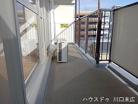 屋外への出入りが可能なバルコニーです。風を通し、外の空気を感じながらリフレッシュできる、生活の延長線上にある実用的なスペースです。