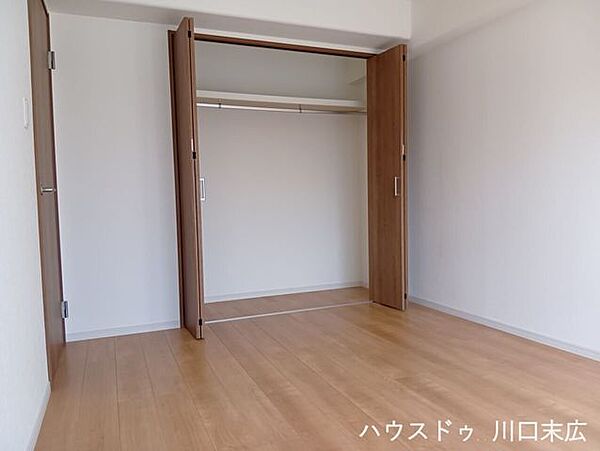 折れ戸タイプのクローゼットを設けた洋室です。衣類や小物を整理整頓しやすく、スマートなライフスタイルを実現する居住空間となっています。