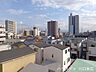 その他：周囲の街並みを見渡すことができるロケーションです。都市の鼓動を感じながら、日々の暮らしの中で視覚的な変化を楽しむことができます。