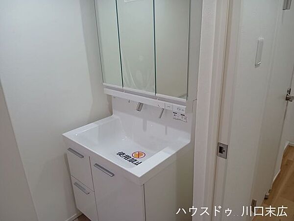 身支度がスムーズに行える、清潔感のある洗面化粧台。使い勝手の良い水栓を備え、日々のルーティンを心地よくサポートします。