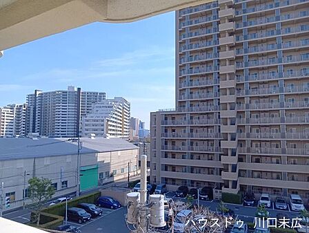 周辺の街並みを見渡すことができる、抜け感のある眺望。都市の息吹を感じながら、ゆったりとしたプライベートタイムを過ごせます。