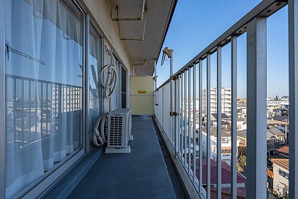 ゆとりのある奥行きを確保したバルコニーは、洗濯物を干すだけでなく、外の空気を感じるリフレッシュスペースとしても活躍。足元が広く、家事動作もスムーズに行えます。