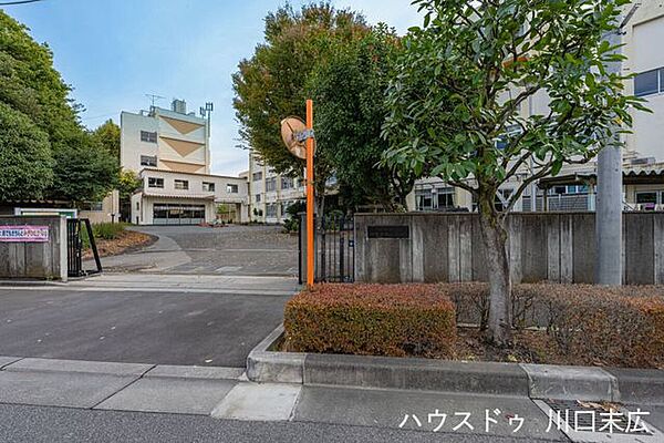 十二月田小学校 1952年開校の歴史ある公立小学校。地域と連携し、子どもの自主性と協調性を育む教育を実践。落ち着いた住環境に位置し、通学しやすく、子育て世代に嬉しい安心の学校環境です。 860m