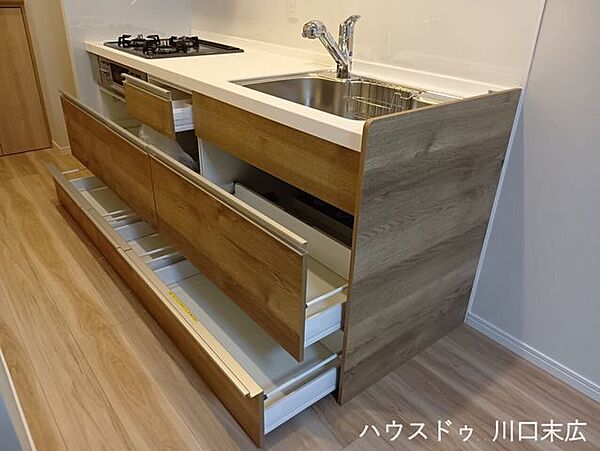 奥の物まで見渡しやすく、出し入れがスムーズなスライド式の収納キャビネットを備えたキッチン。調理器具や食器類を整理整頓でき、作業スペースを快適に保てます。