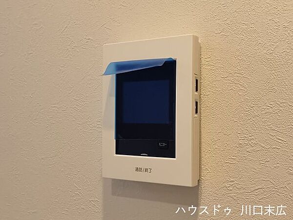 来訪者の顔と声を確認できるモニター付きインターホンを設置。不在時の録画機能なども備え、毎日の暮らしに安心感をもたらす重要なセキュリティ設備です。