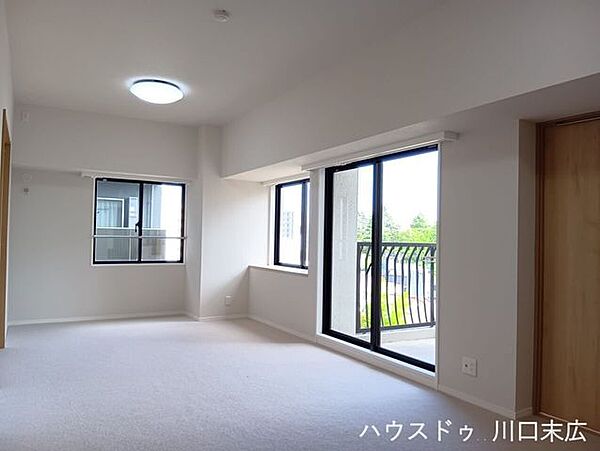 家族が集う憩いの空間は、多彩な家具レイアウトに対応する形状です。落ち着きのある内装仕上げが、日々の団欒をより豊かで心地よい時間へと導きます。