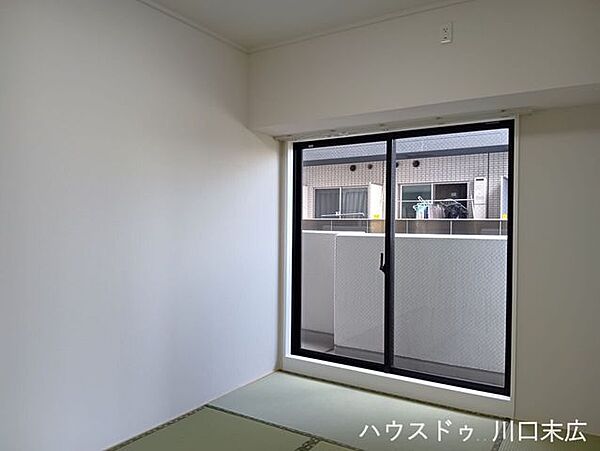 イ草の香りが心を落ち着かせる和空間です。客間としての利用はもちろん、家事スペースやリラックスタイムなど、ライフスタイルに合わせて多目的に活用できます。